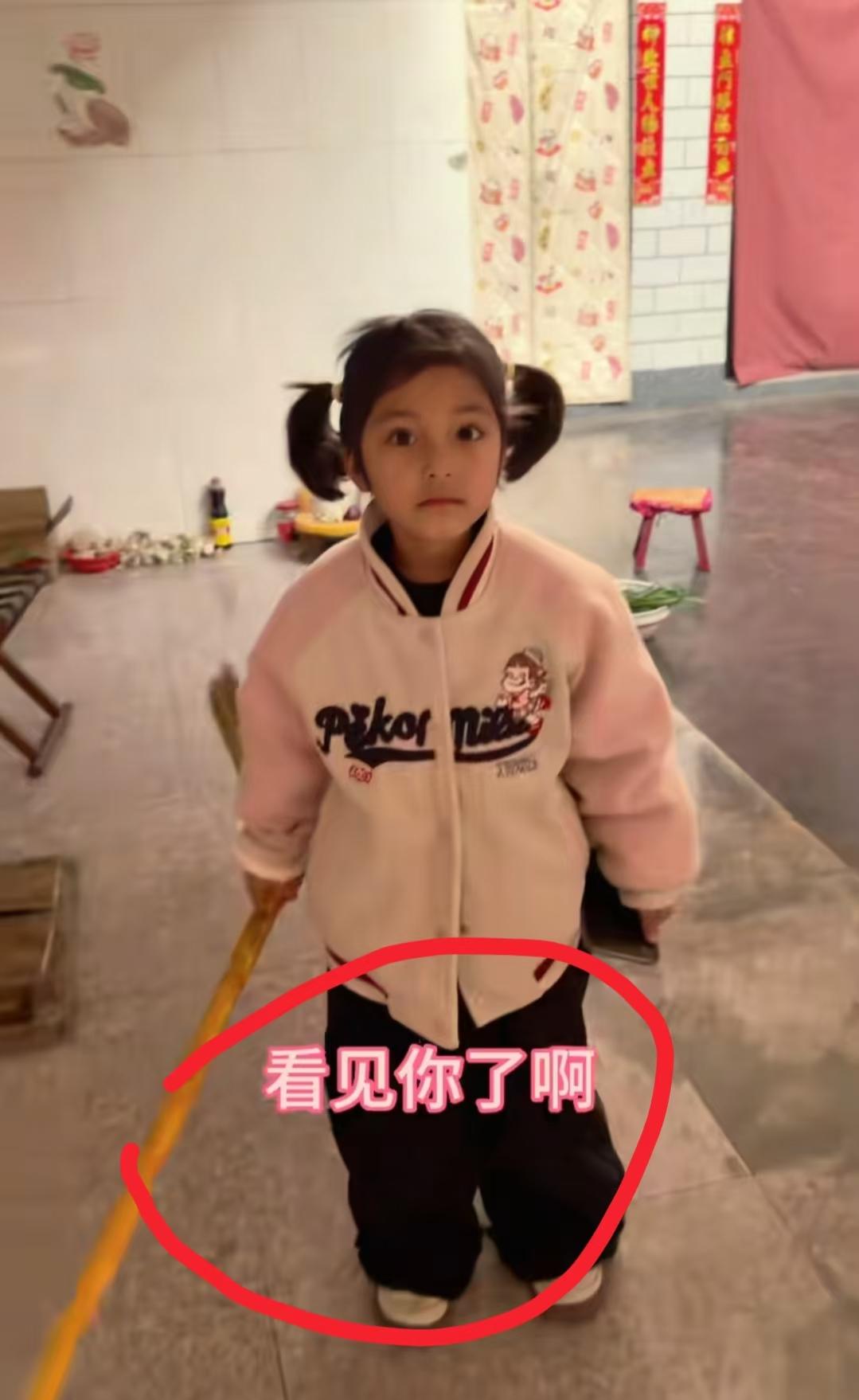 现在全网最烦恼的男人就是李超群了吧！
不是因为拍视频没人看，也不是因为直播没有人