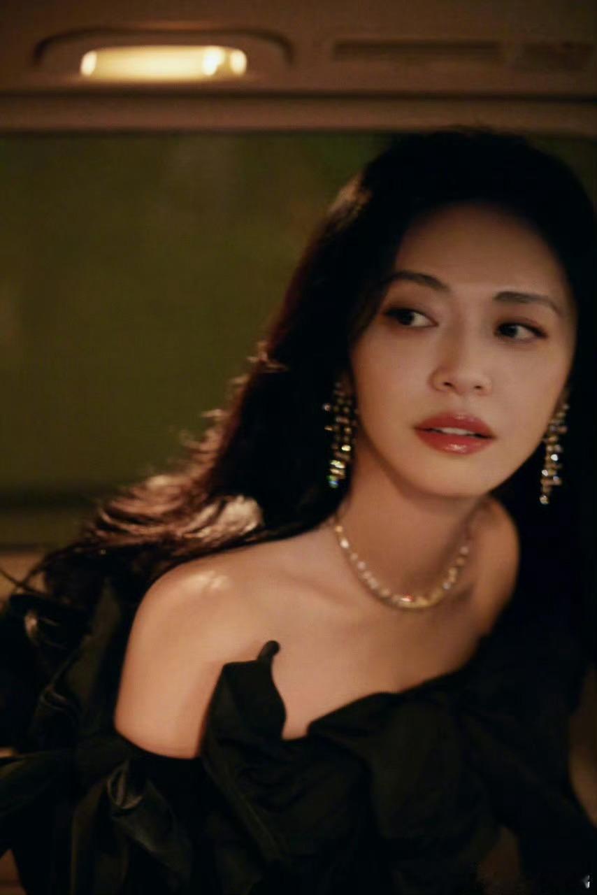 姚晨原来岁月从不败美人姚晨的美哪里是岁月不败，分明是好角色给的底气！从郭芙蓉到苏