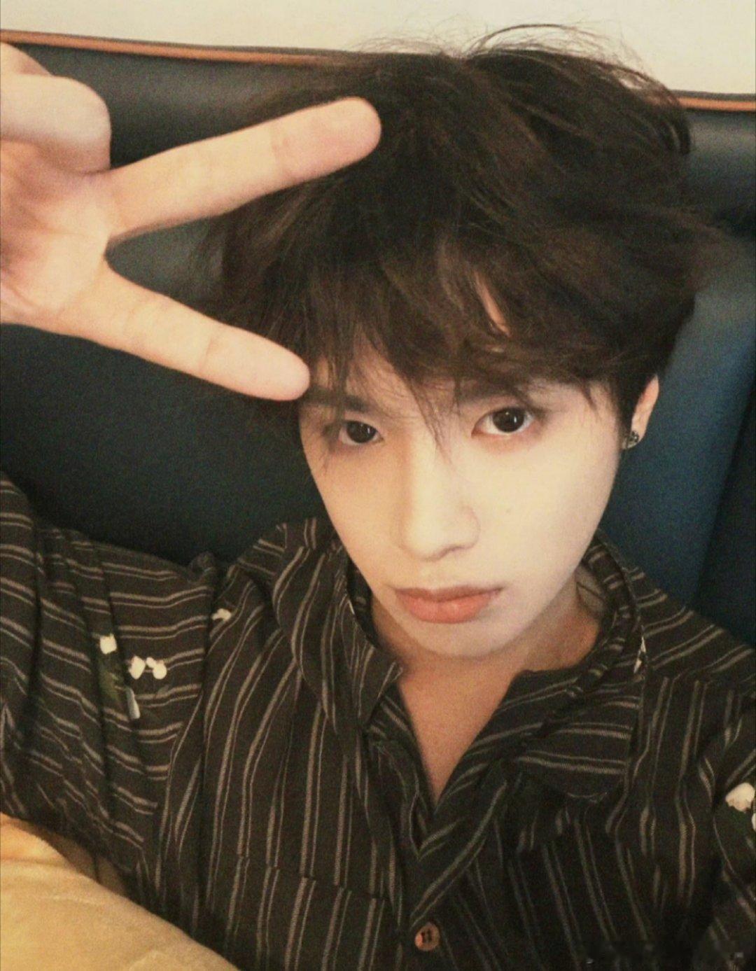 黄明昊又双叒颠覆认知！2026.1.20 晒出亲自设计+操作的「妆发升级版」🔥