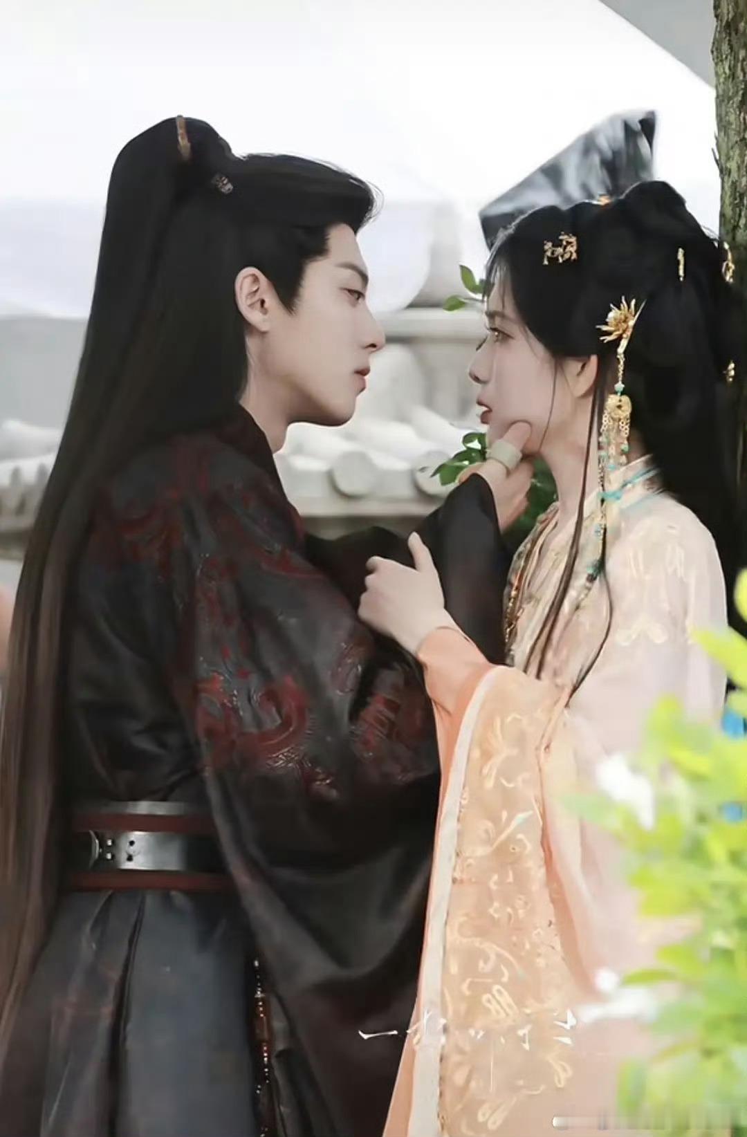 王鹤棣、孟子义掐脖吻🈶️，嗑到了吗 