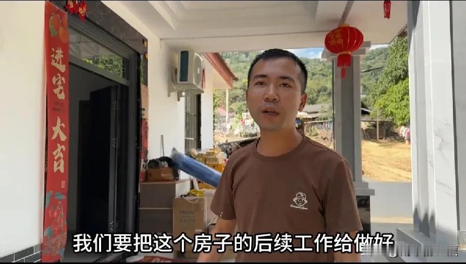 在即将前往老挝三嫂娘家之前，小陈与二哥、三哥齐心协力，抓紧时间将卧室橱柜门一一安