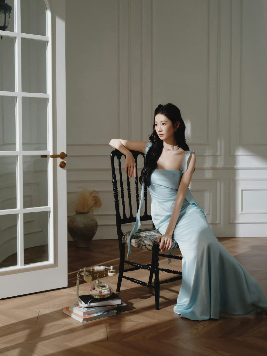 不知道 张艺凡的身材很曼妙不知道反正张艺凡的身材很曼妙！蓝色裙造型把张艺凡的曲线