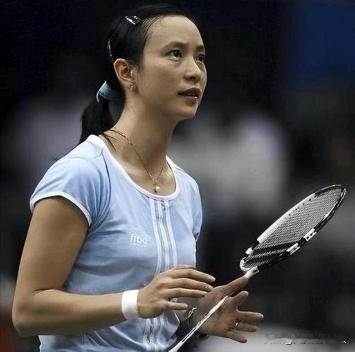 1999年，四川一女孩拿到世界冠军后，被教练踢出国家队。谁知4年后，她加入法国籍