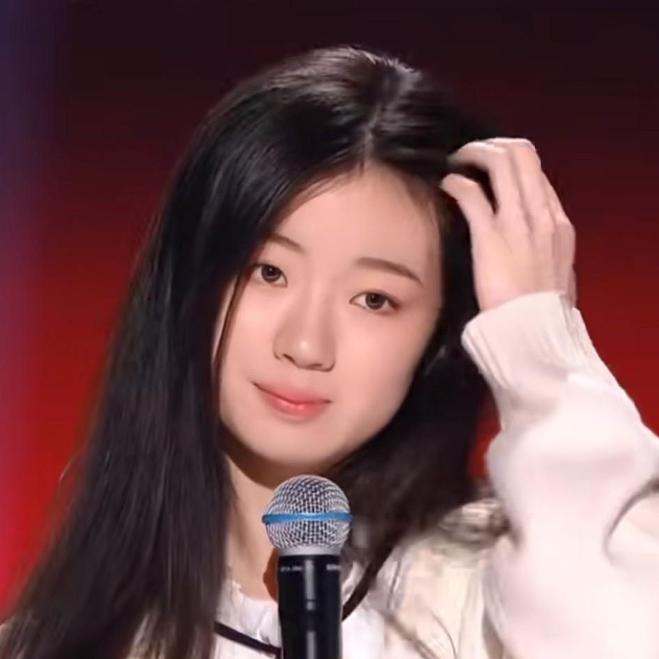 认真听了一下李荣浩和单依纯两个人的演唱，更喜欢李荣浩的，歌词也不错，反观单的，如