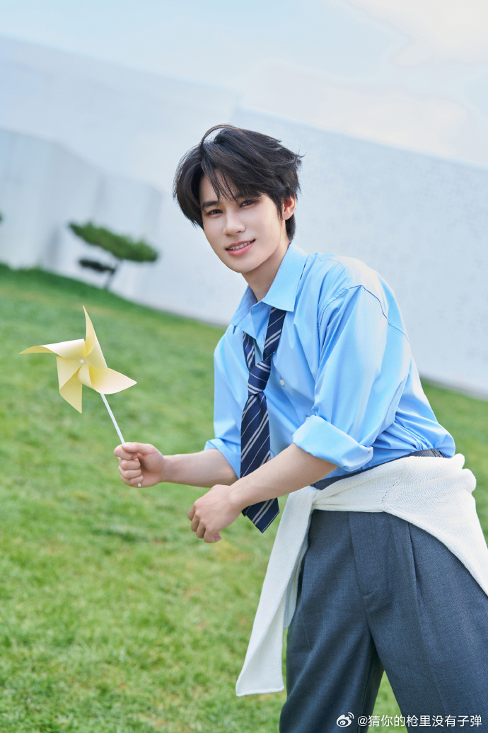 张真源转动夏日风车张真源夏日风车写真一张夏日风车写真藏满专辑诗意，张真源指尖拨动