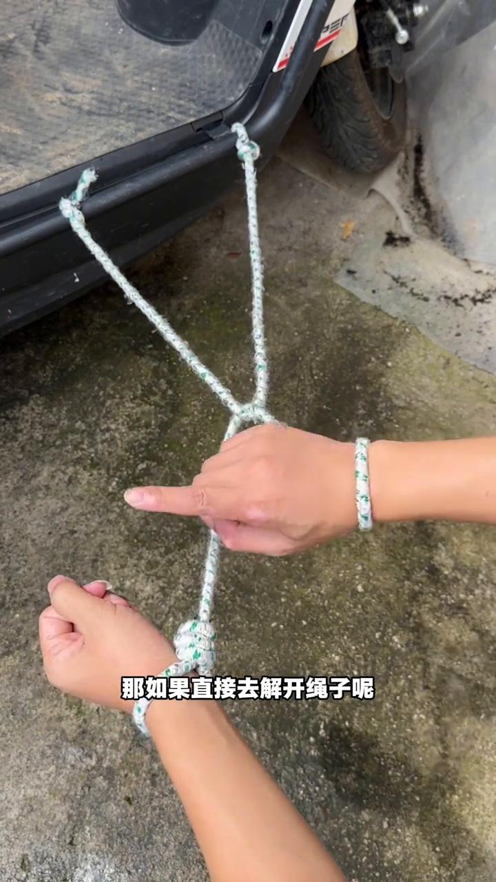 古代一个有趣的逃脱节。
如果有一天你被坏人这样用绳子绑在一个偏僻的角落，该如何才