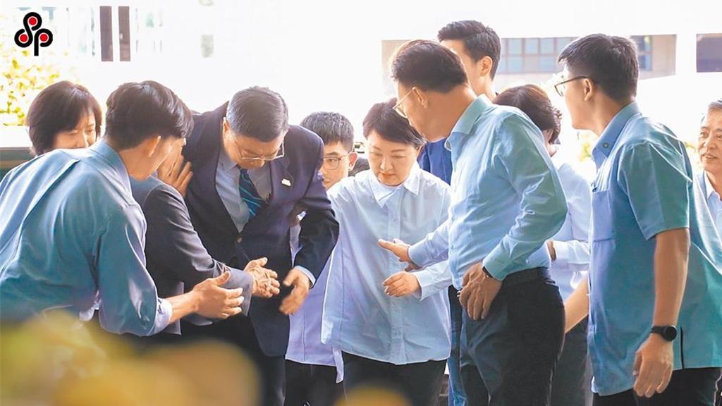 像妈妈骂儿子？
她有这么猛吗？
台湾环境部门负责人彭启明说
台中市长卢秀燕参加了