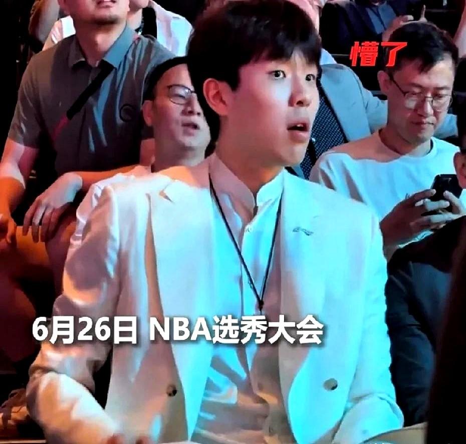 杨瀚森被开拓者选中后，明显有点懵，也有点失落！

首先我猜想，杨瀚森第一看好的绝