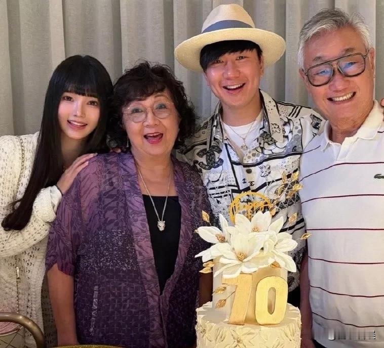 44岁林俊杰终于高调官宣！

12月29日晚上，林俊杰在个人社交账号上发文为妈妈