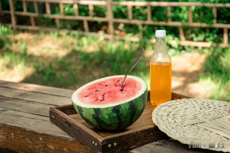一张图锁定盛夏：西瓜、蓝天、冰汽水