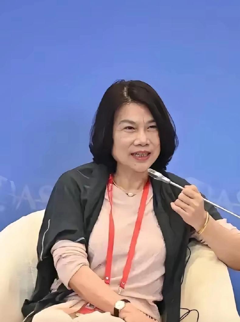 董明珠在两会说促进消费得先加工资，这话说到点子上了。老百姓兜里没钱，拿什么消费？