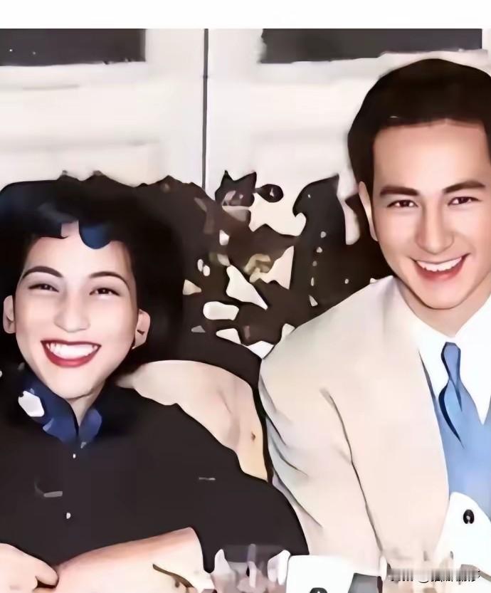 赌王何鸿燊和原配黎婉华
真的很是有夫妻相
鼻子和嘴太像了
三庭有两廷长得太相像了