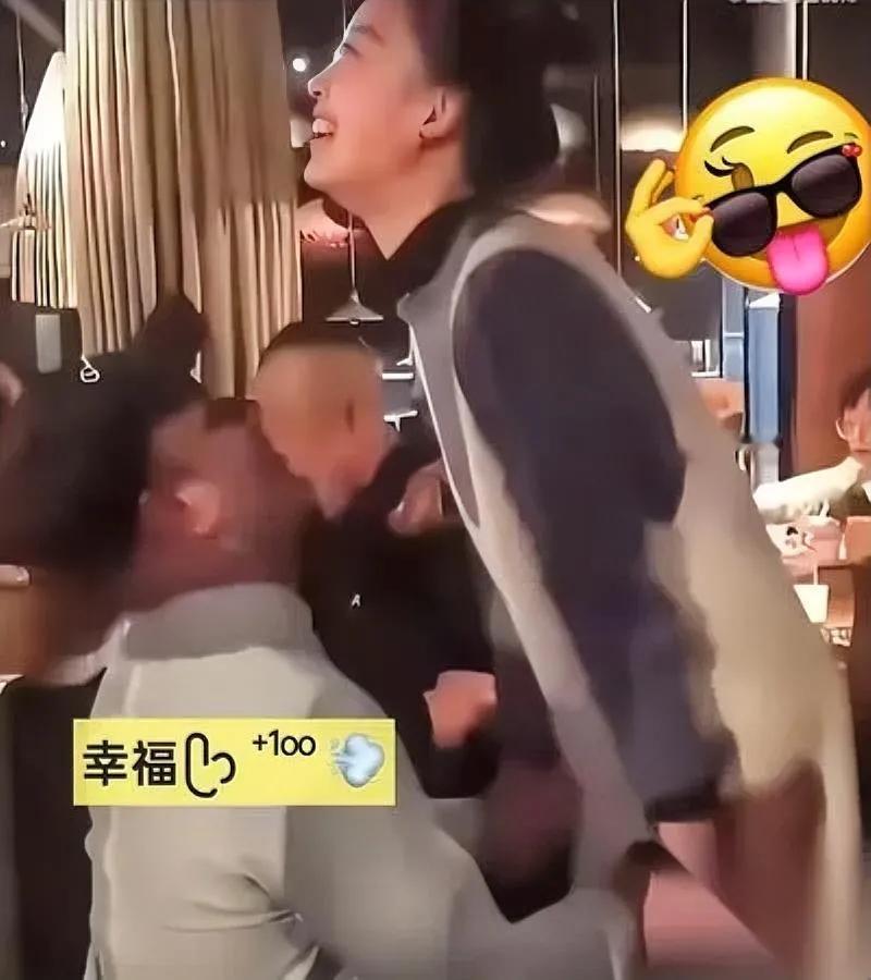 印度小哥求婚现场哭崩了！

但评论区却吵翻了？

视频里女生哭得稀里哗啦，可网友