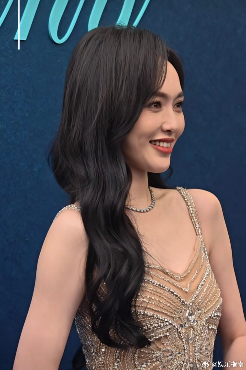 唐嫣红唇卷发对着镜头微笑，今日份治愈已送达