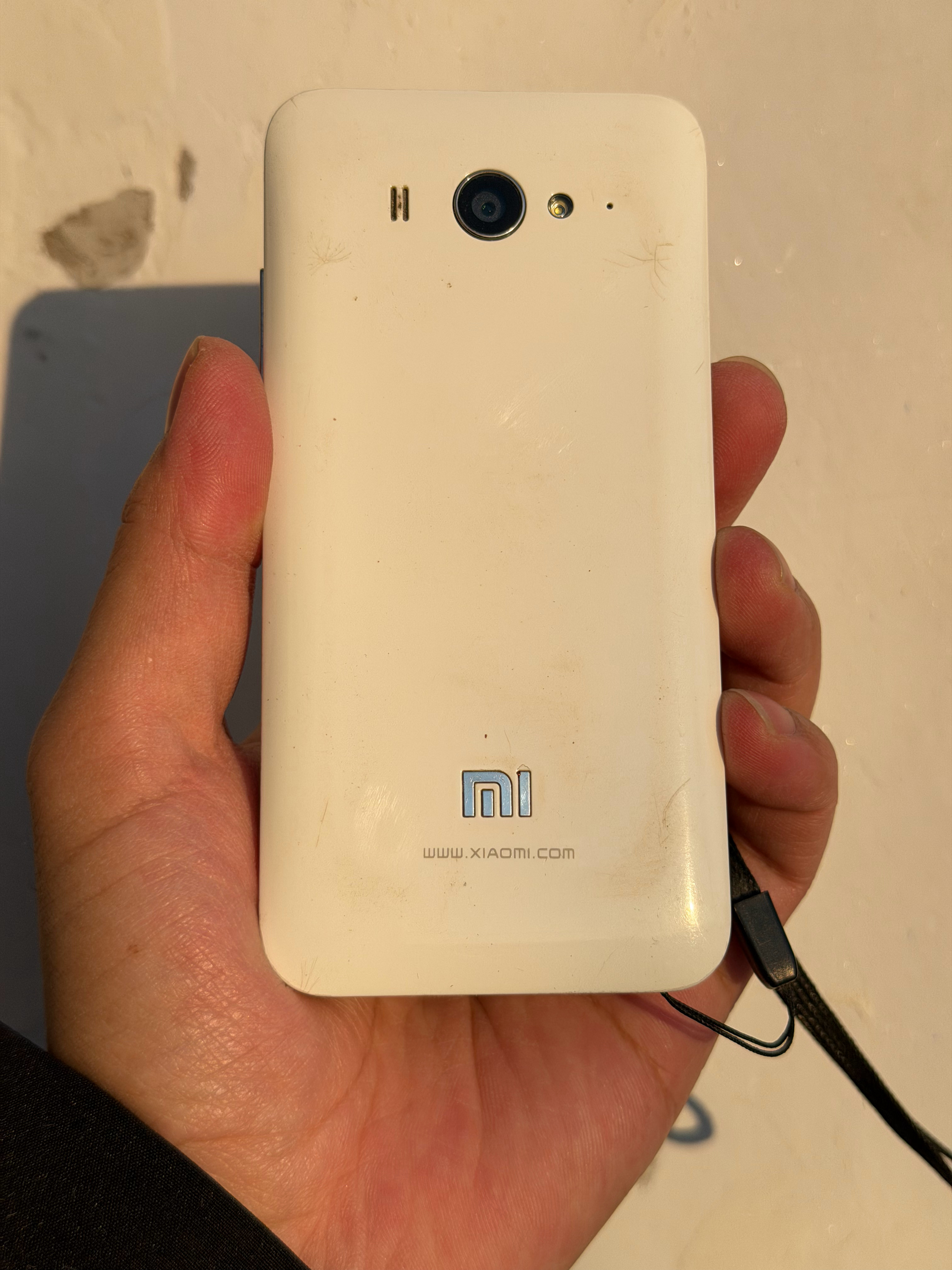 人生第一台小米手机，小米2代，当时这个手机特别难抢，找了好几个同事，在网吧帮我抢