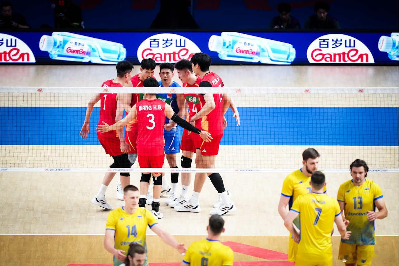 中国男排vs乌克兰男排国际排坛动态中国男排以1:3不敌乌克兰队，遭遇两连败。 中