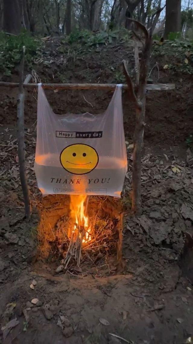 我证明，塑料袋也不易燃，你看，放在火上烤，都烧不着 