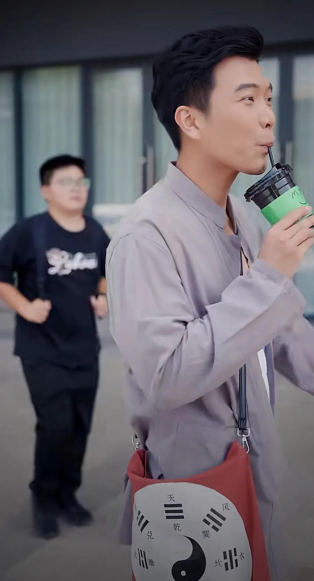 短剧可以追求短平快，但不能侮辱我的智商吧，这bug也太明显了。

男主一个被师父