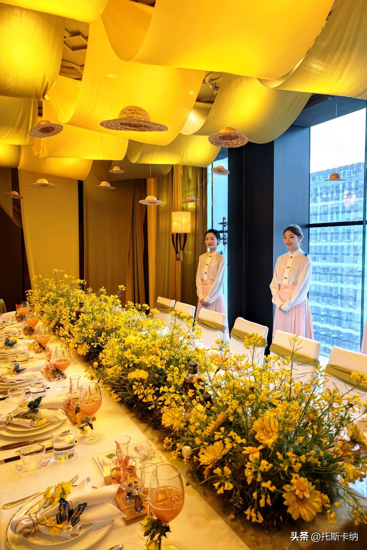 以川味为底，以叠川为韵，将春日鲜意与蜀地烟火，酿成一席风雅。
 
鲜醇入馔，清冽