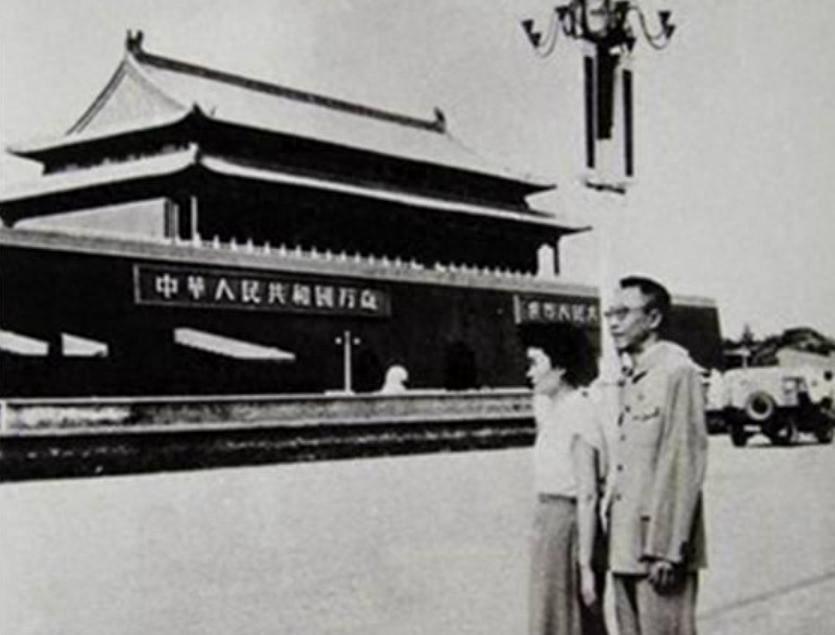 1959年溥仪被毛主席特赦后游故宫，感叹自己回家为何还要买门票？
1965年秋，