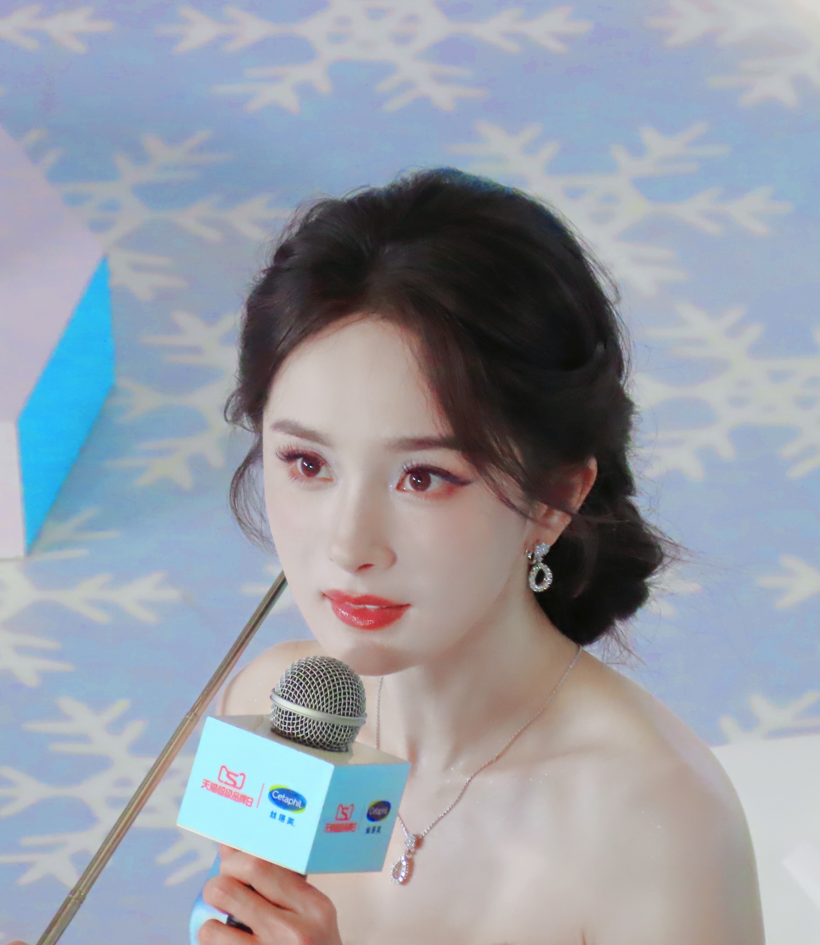 杨幂 12.4上海线下前线返图✨仙女挥舞魔法棒🪄 