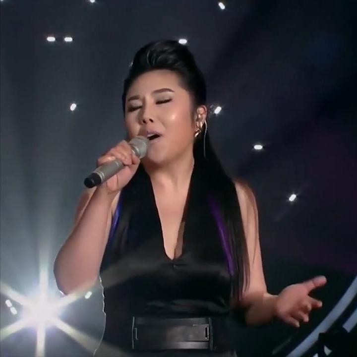 主持人，沈南说，零五年的超女，纪敏佳，被演出公司给坑了，在哈尔滨，有一场演出，纪