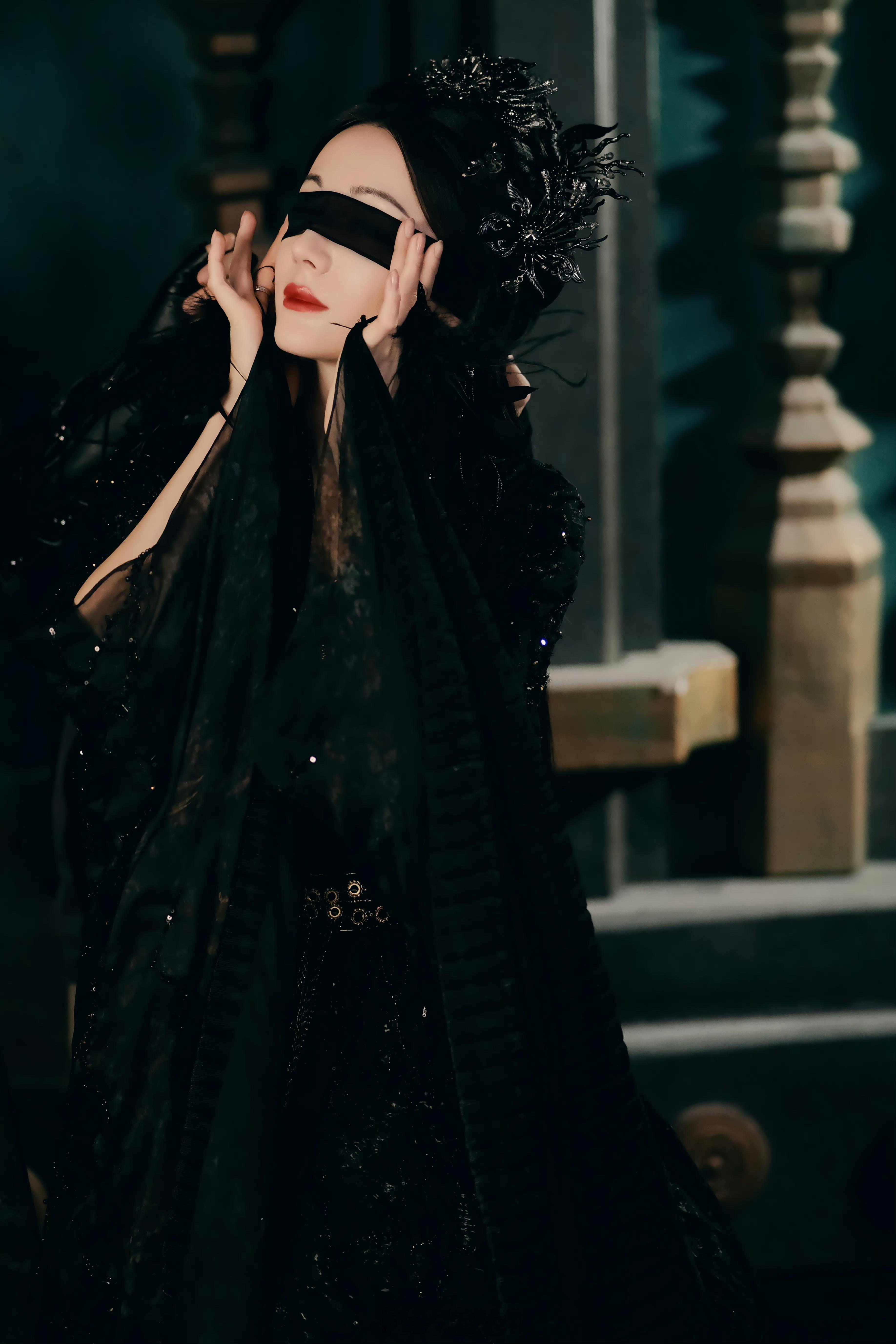 #迪丽热巴黑纱蒙眼剧照##迪丽热巴蒙眼剧照# 迪丽热巴的黑纱蒙眼造型与古风完美融