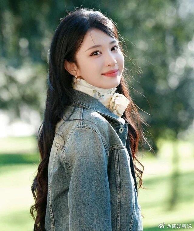 王楚然无考察期空降迪奥品牌大使，这个含金量在时尚圈还是相当不错。今年春晚对她的加