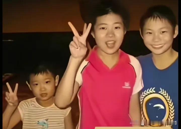 乒乓球队员小时候的可爱形象。
像左边这位队员，圆圆的脸蛋，看起来像一个软乎乎的糯