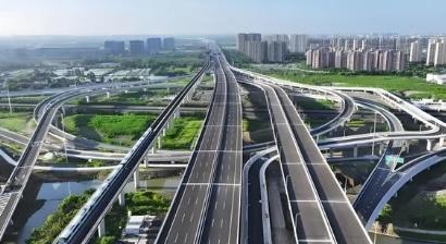 14亿中国人养不起高速？8年亏空6万亿，美国高速免费却能盈利，美国的高速随便上，
