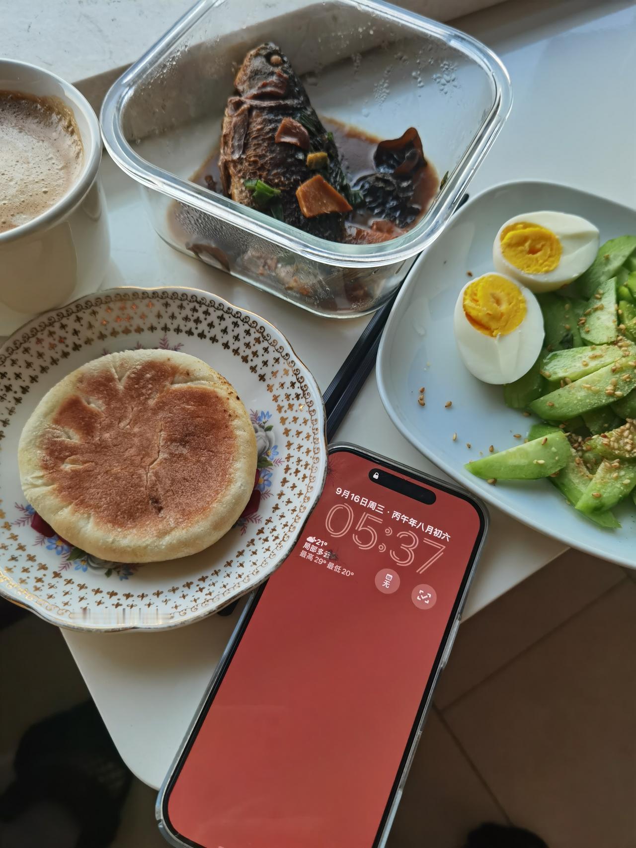 独居老人的蛋白质早餐

今日早餐：一条小鲫鱼塞肉、一个鸡蛋、一个萝卜丝饼、一杯牛