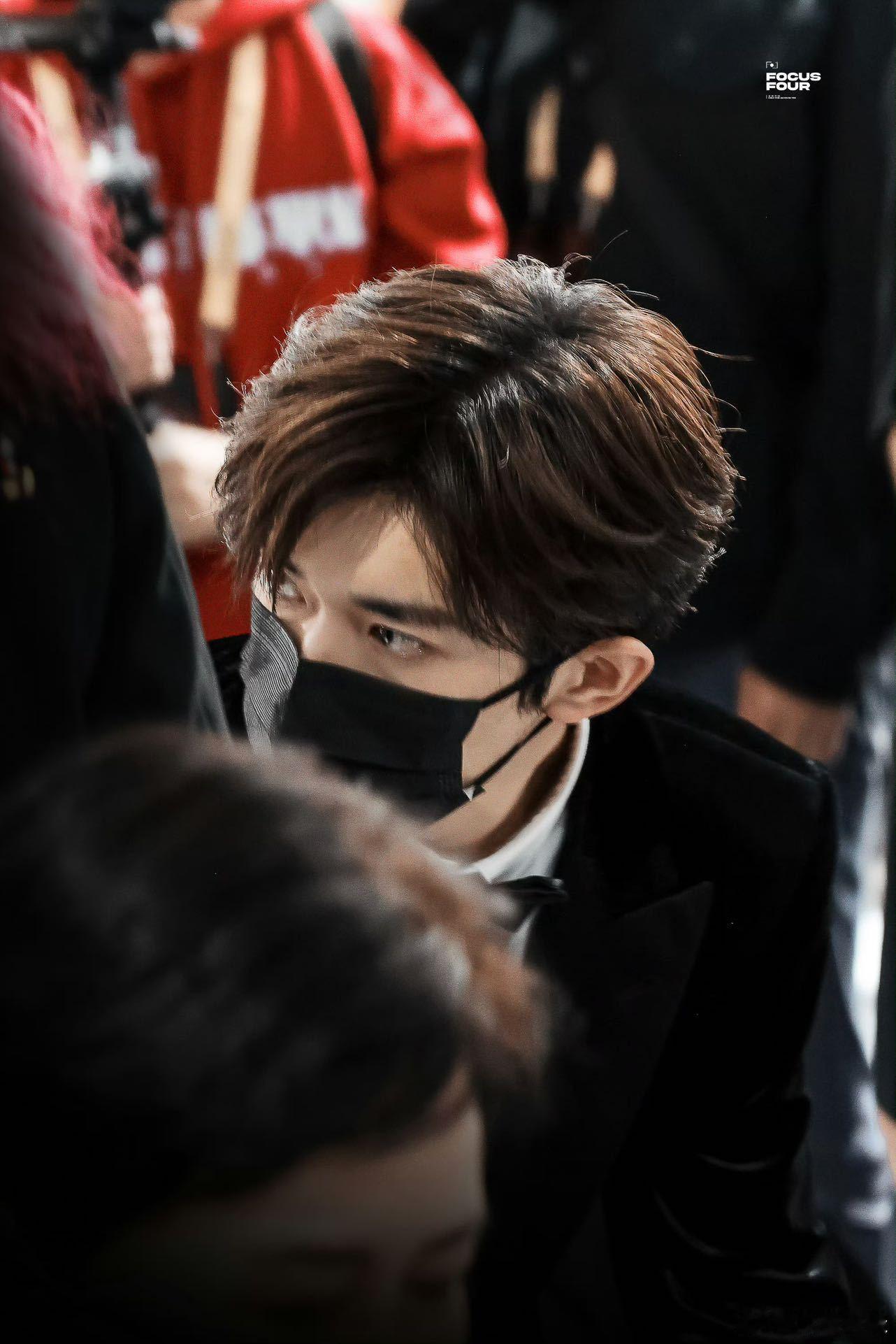 易烊千玺今天金鸡红毯造型惊艳到谁了我不说，白衬衫蝴蝶结好温柔，候场时一个人安安静