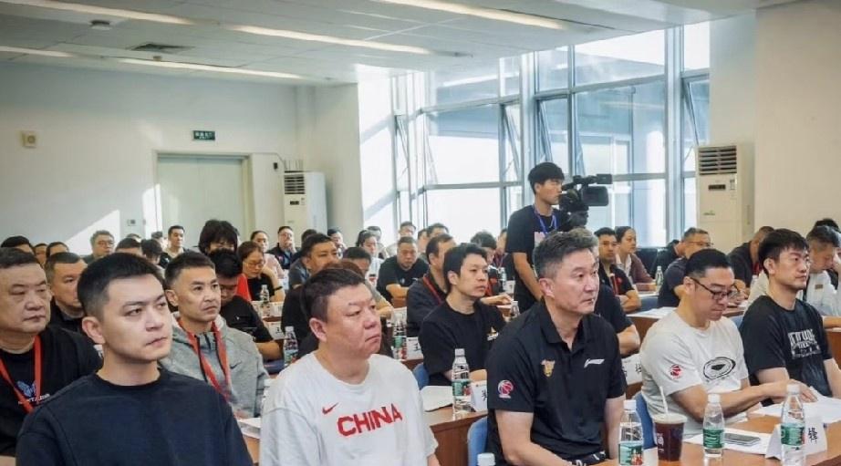 杜锋卸任广东主帅，一石激起千层浪，三点连锁反应，直接改变篮坛格局这事一出，整个圈