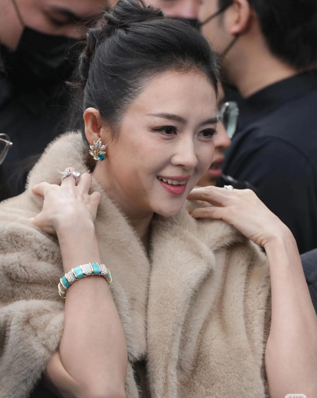 这是曾宝仪还是章子怡，怎么傻傻分不清楚了？
难道这就是传说中的女大十八变，章子怡