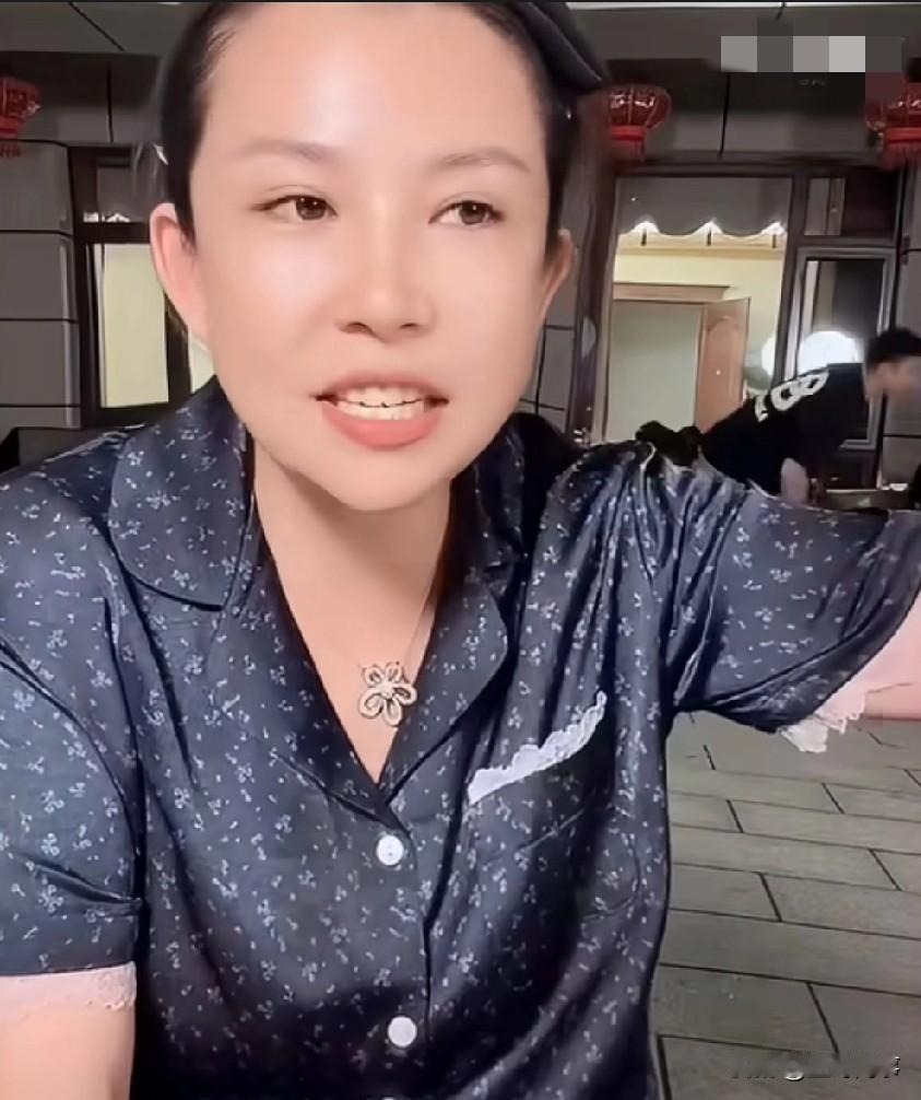 二驴姐爆料老妖精卷走驴爸500万，现在又来了个小妖精，他们都是一伙的，老头工资二