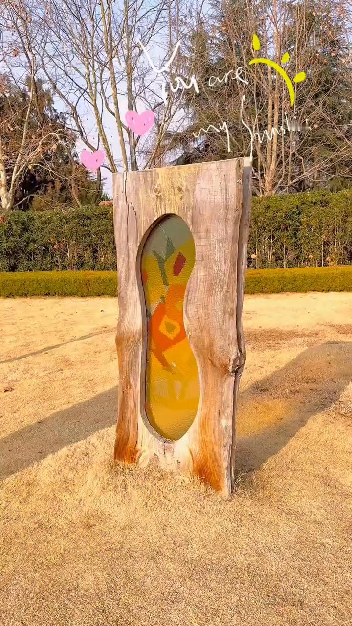 你是春天的一朵花，随风儿吹到天涯。我的笑就像会能，我的笑家像云宵。品爱知事的年华