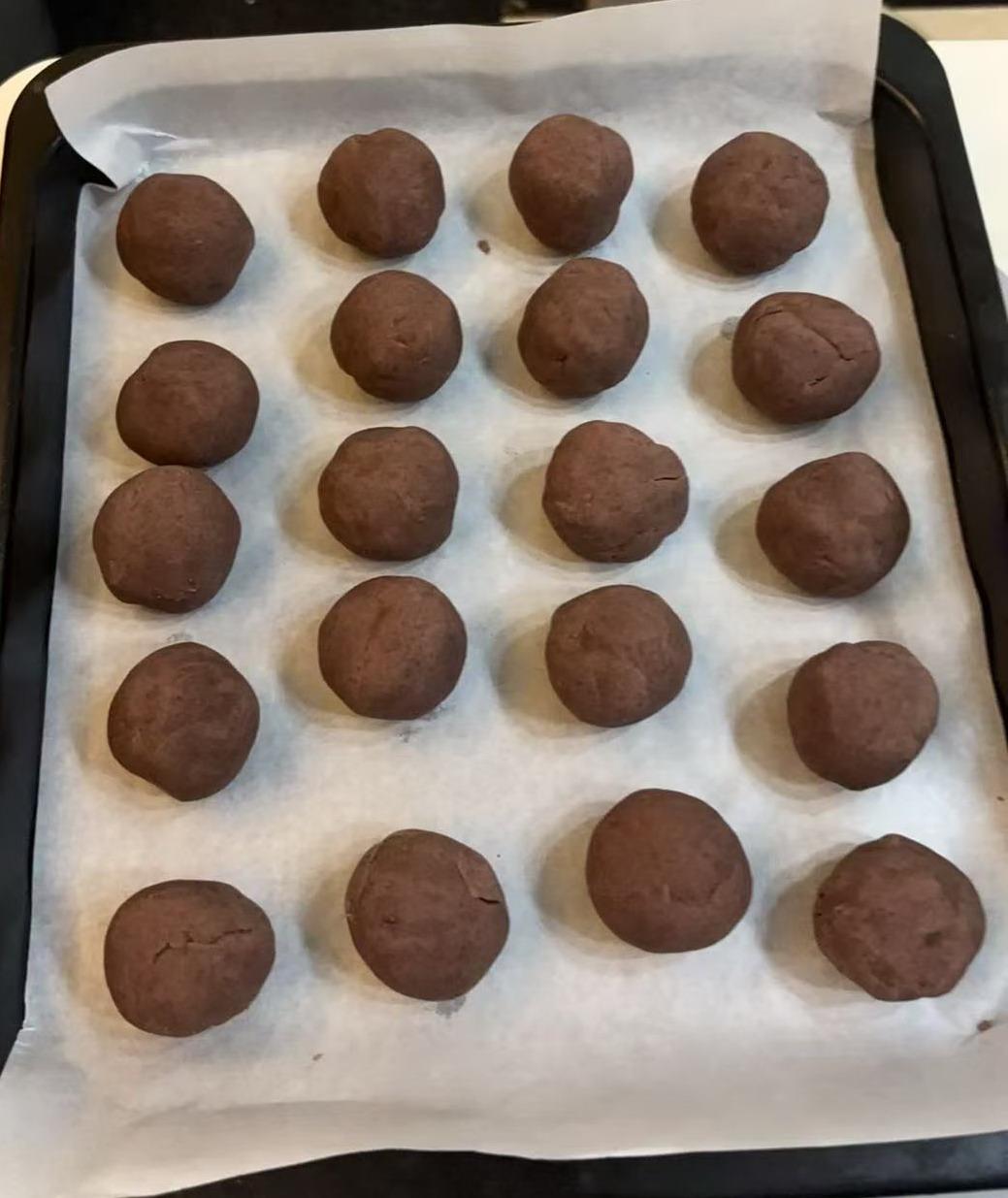 当然预制少不了，买的某品牌的熟咸蛋黄及常规配料，预估下来每个月饼成本差不多3元左