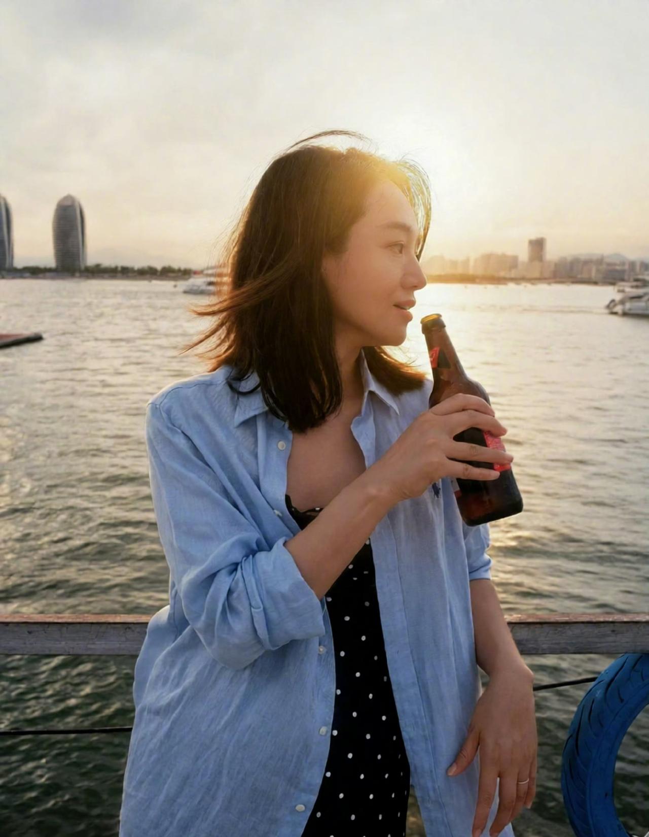 朱丹晒海边美照，配文：海风，啤酒，西瓜和夏天的适配度……妈呀，这适配度简直是太顶