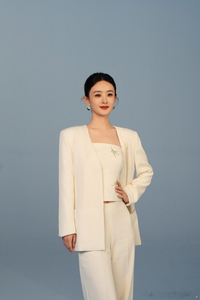 赵丽颖五月连着三场品牌活动赵丽颖连着三场活动 赵丽颖在品牌直播中指尖划过新品时，