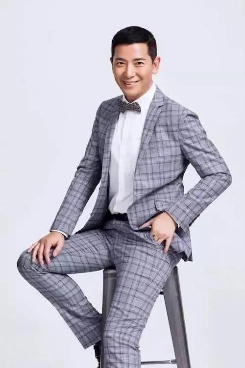 一次用餐，50岁的戴军被亲戚们轮番教导：“不结婚，没有大胖小子的人生是不完美的”