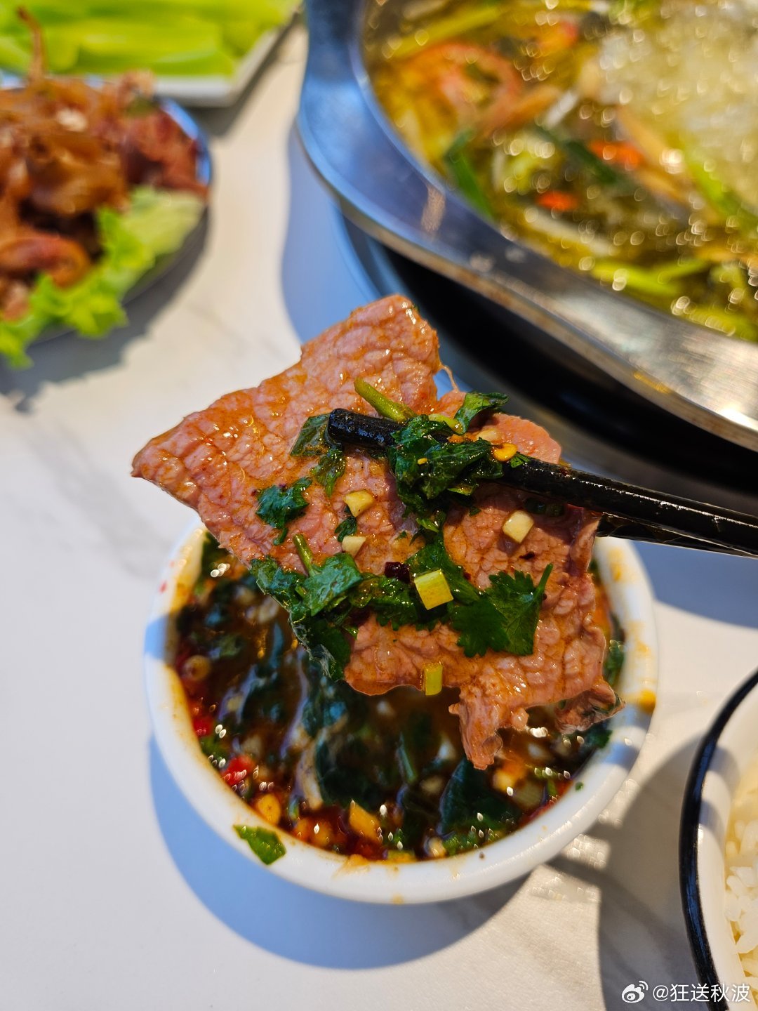 来吃这家网红吃播还没来之前就吃过很多次的店的分店吃酸汤牛肉火锅，我们还打开了自带