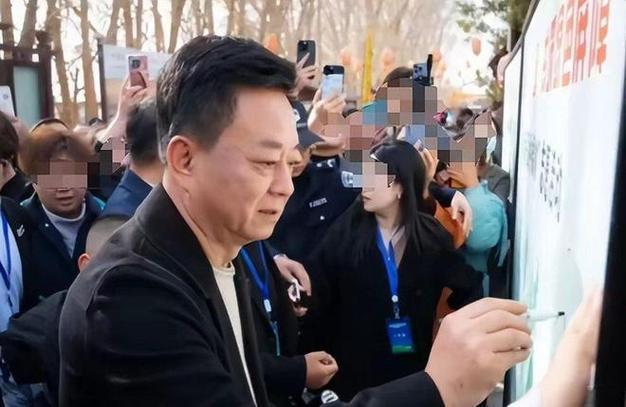 朱军现身陈丽华告别仪式，花白头发被染黑，眼睛虚浮让人唏嘘！当年那场风波，赢了官司