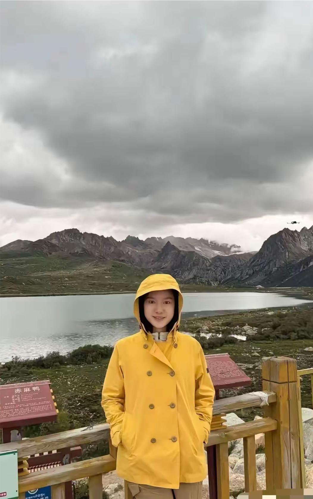 翁帆现状，喜欢旅游，穿亮色衣服，越来越年轻了。
先生去世半年多，翁帆终于走出来了