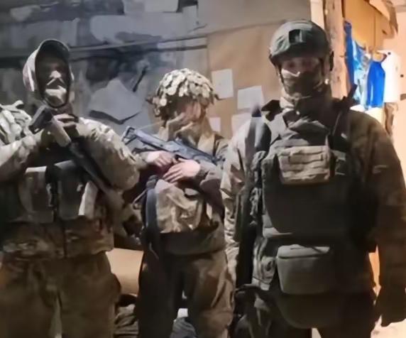 快看扎波罗热的乌军第102防卫旅指挥部，竟是俄士兵在走来走去。 “孤胆英雄”？胜