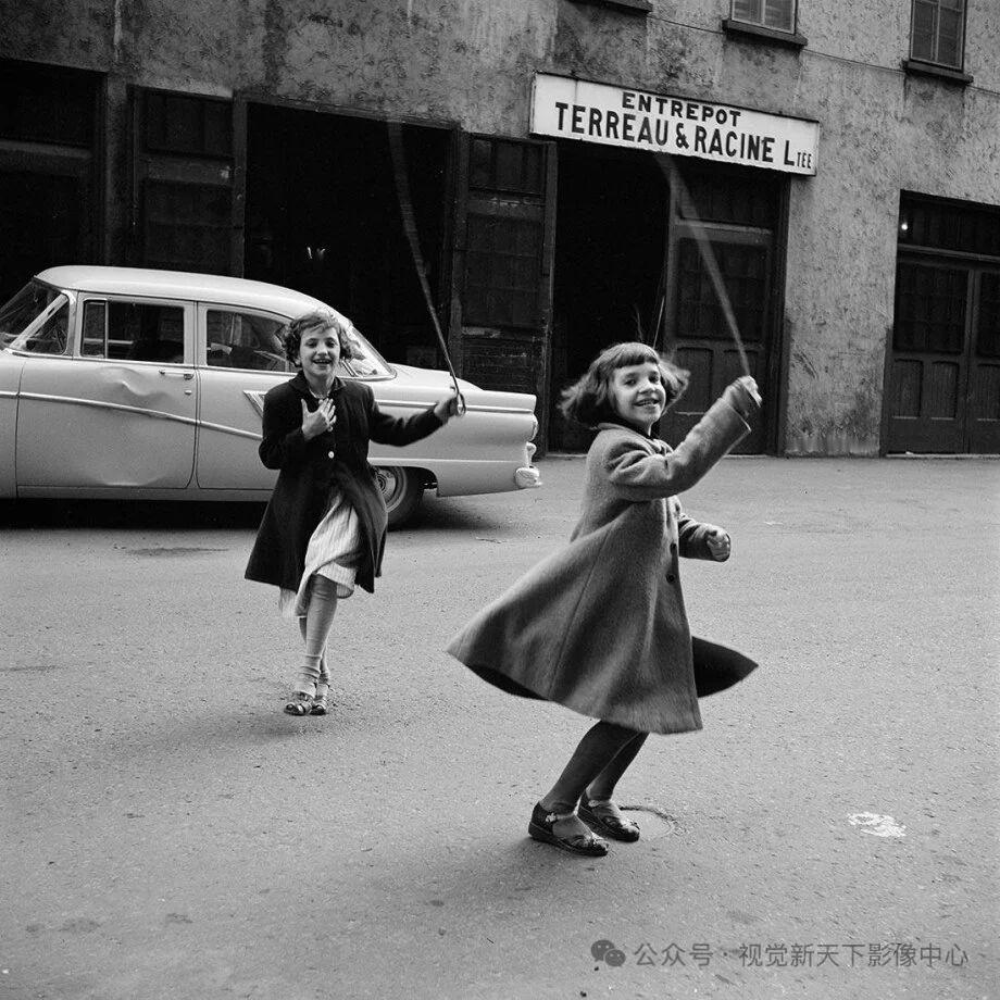 街头玩耍的孩子们 
保姆摄影师薇薇安·迈尔（Vivian Maier）