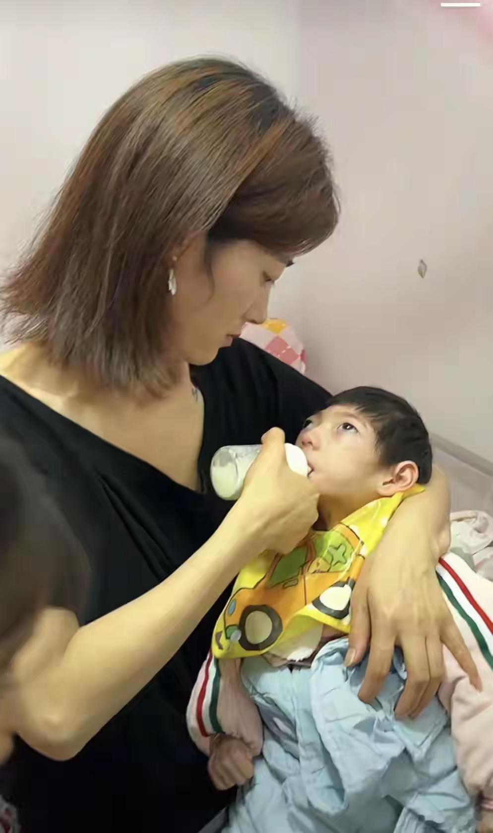 生了这样的小孩家庭基本上就完了吧？丢了也不是，不丢也不是，熬下去也没有个头。 ​