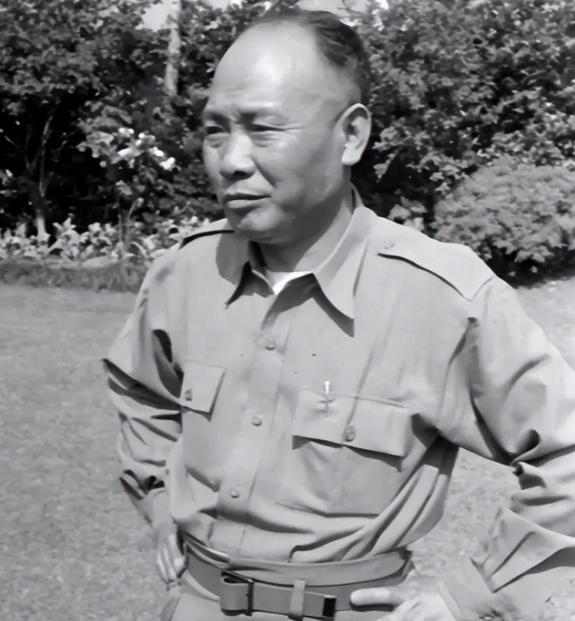 这是一位病重去世前老人，真是“孤苦伶仃”，真是可怜。他曾是一位国民党的将军，他太