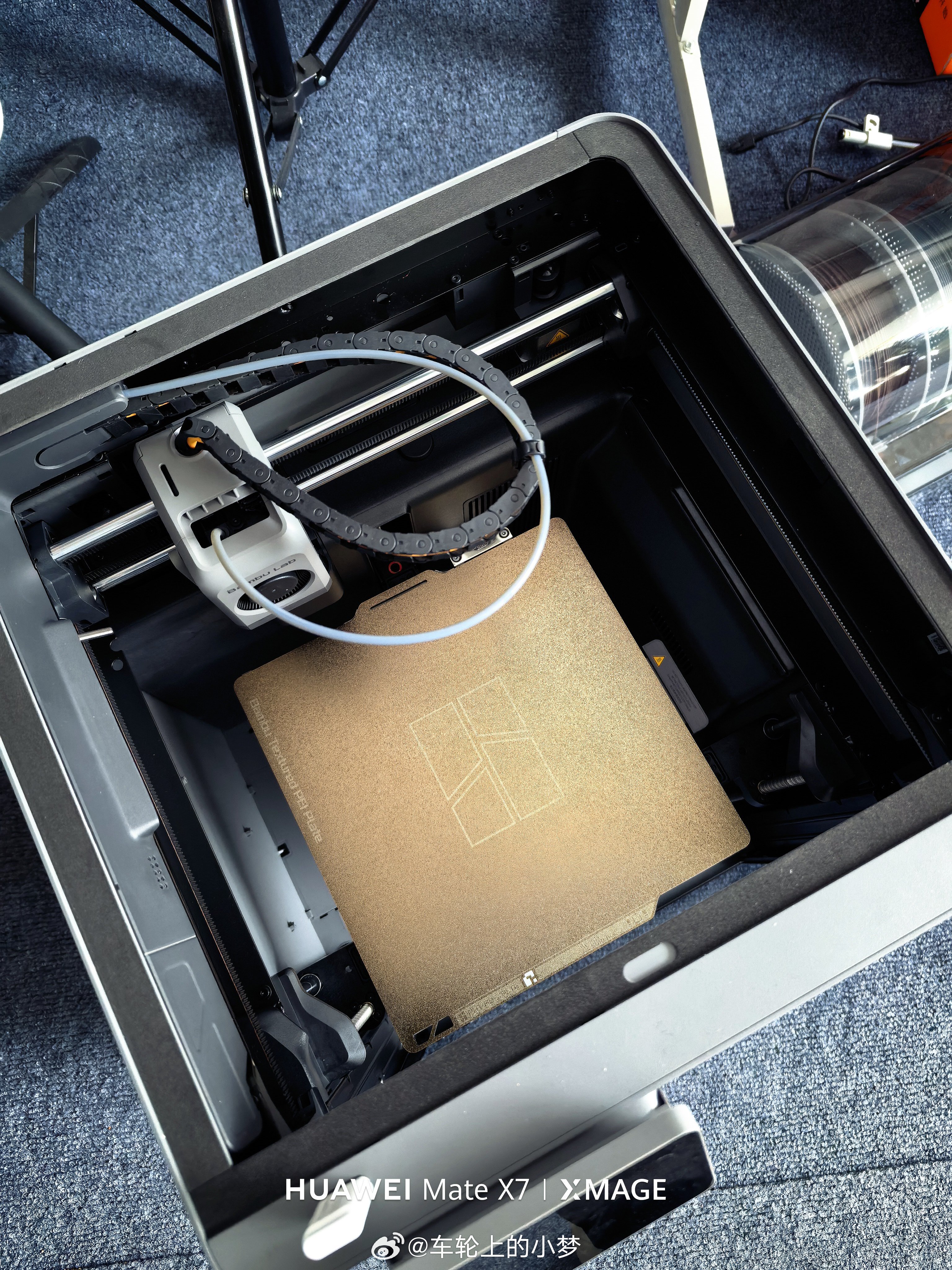 拓竹打印机的上层盖板是钢化玻璃。平时超级结实，一旦角碰地就完蛋别问我怎么知道的伤