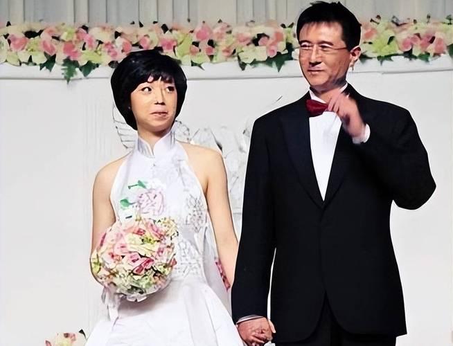 老夫少妻的“残酷现实”，在张怡宁和徐威身上展现的淋漓尽致。
 
一张婚礼合照在网