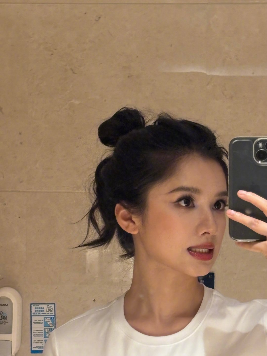 张婧仪冷脸笑匠来的，粉丝说她会在图上加字了张婧仪:刚学会用智能手机哈哈哈哈哈哈哈